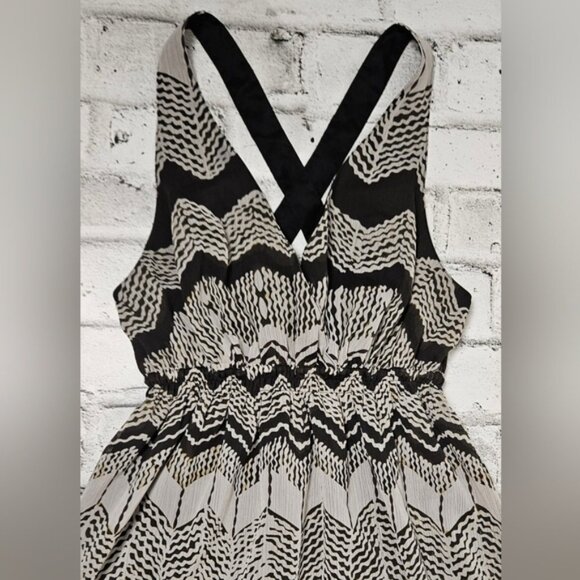 DKNYC Sleeveless V-Neck Open Back Chevron Cream Black Dress - Picture 4 of 11